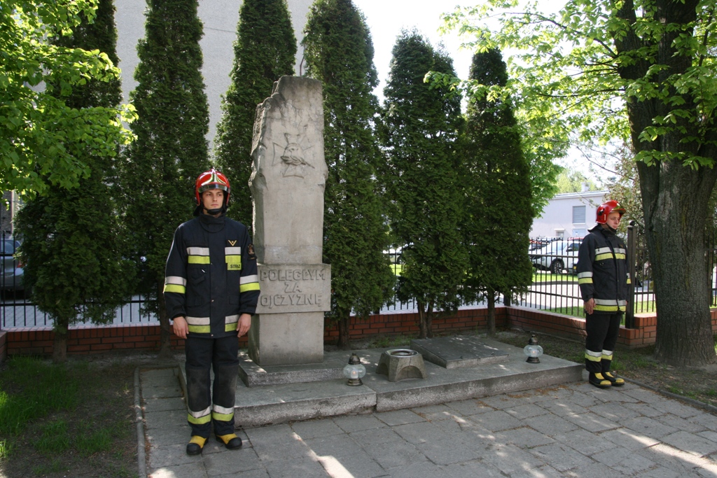 mt_gallery: Złożenie wieńca pod pomnikiem strażaków poległych za ojczyznę w latach 1939 – 1950.