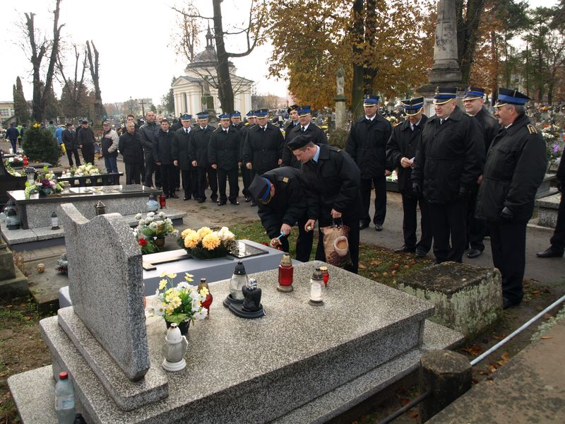 mt_gallery: Strażacy z Komendy Powiatowej PSP w Krasnymstawie na grobach kolegów. 