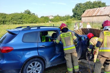 Strażacy uwalniają osoby poszkodowane z uszkodzonego pojazdu