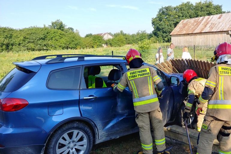 Strażacy uwalniają osoby poszkodowane z uszkodzonego pojazdu