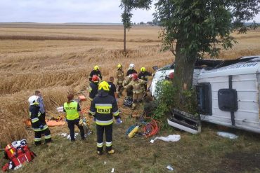 Strażacy uwalniają uwięzione w uszkodzonym pojeździe osoby