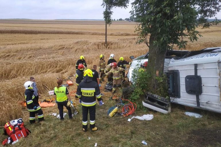 Strażacy uwalniają uwięzione w uszkodzonym pojeździe osoby