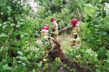 Strażacy usuwający skutki ulewy