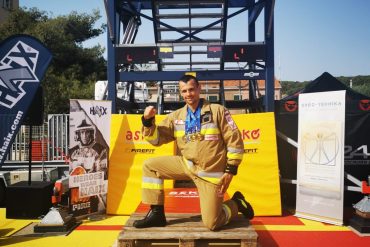 Strażak z Komendy Miejskiej Państwowej Straży w Chełmie młodszy kapitan Rafał Bereza ze zdobytymi medalami podczas zawodów