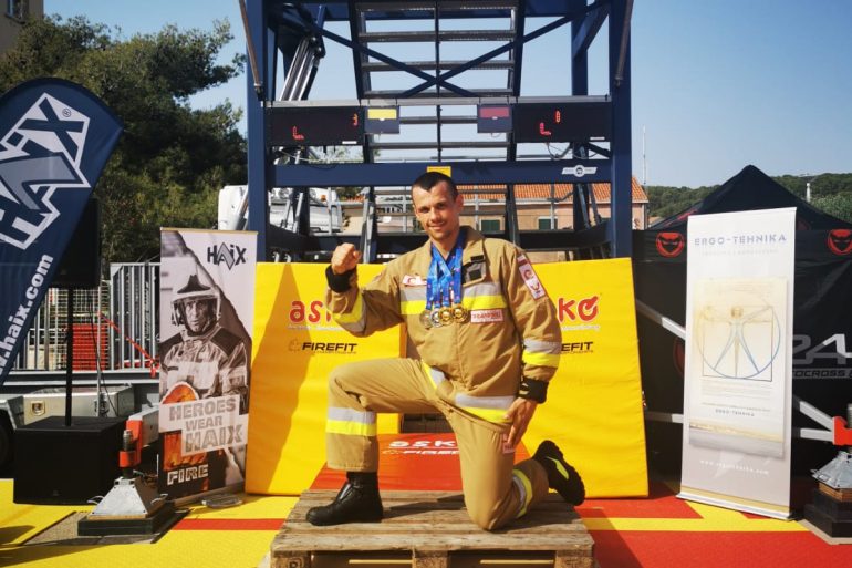 Strażak z Komendy Miejskiej Państwowej Straży w Chełmie młodszy kapitan Rafał Bereza ze zdobytymi medalami podczas zawodów