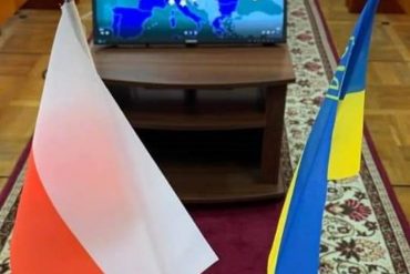 Flagi Państwowe Polski i Ukrainy na tle mapy Unii Europejskiej