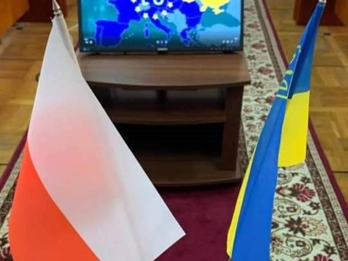 Flagi Państwowe Polski i Ukrainy na tle mapy Unii Europejskiej