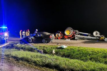 zderzenie trzech samochodów osobowych i ciągnika rolniczego