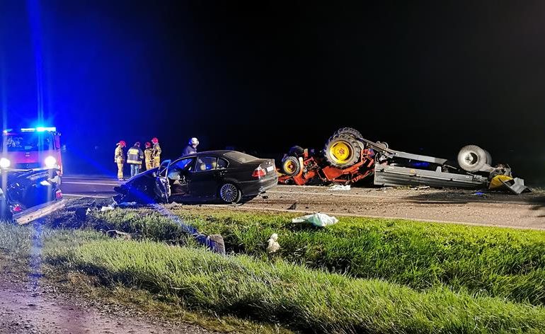 zderzenie trzech samochodów osobowych i ciągnika rolniczego