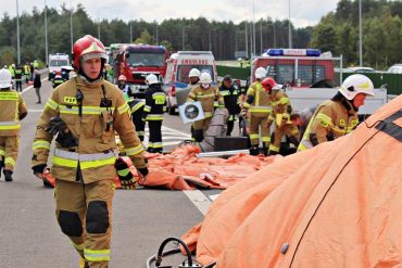 Strażacy podczas ćwiczeń zgrywających służb ratowniczych powiatu janowskiego