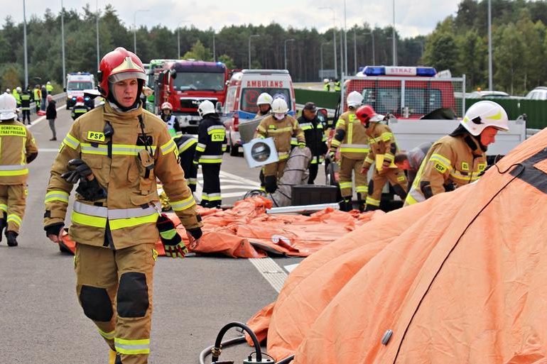 Strażacy podczas ćwiczeń zgrywających służb ratowniczych powiatu janowskiego