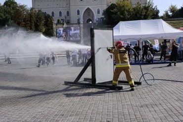 Pokaz gaśniczy na terenie placu zamkowego