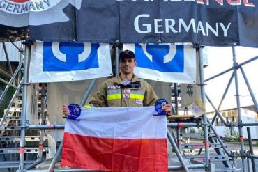Zwycięzca Firefighter Combat Challenge Germany 2021 mł. kpt. Rafał Bereza z Flagą Polski