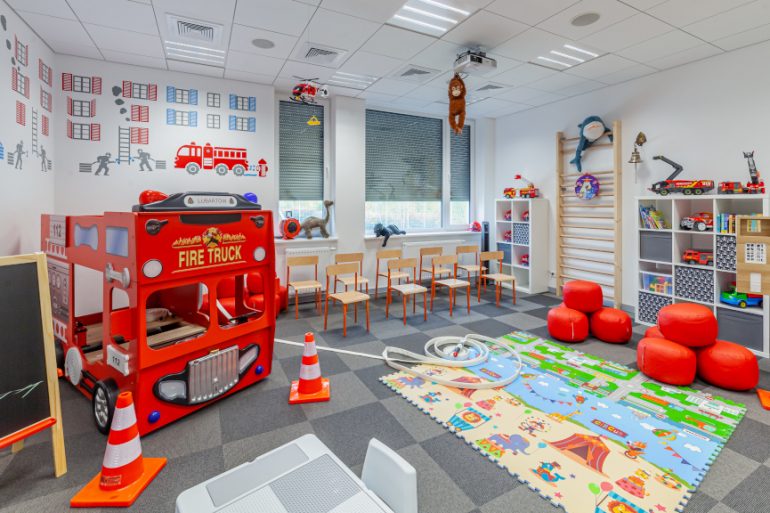 Widok ogólny wnętrza sali edukacyjnej OGNIK w Lubartowie