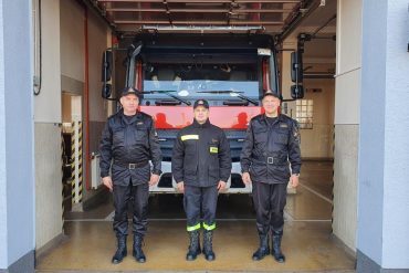 Wyróżniony za dzielną postawę strażak w otoczeniu Komendanta PSP w Parczewie i jego Zastępcy