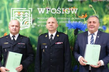 Komendant Powiatowy Państwowej Straży Pożarnej w Tomaszowie Lubelskim Mirosław Michoński, Lubelski Komendant Wojewódzki Państwowej Straży Pożarnej nadbryg. Grzegorz Alinowski oraz Prezes Zarządu Wojewódzkiego Funduszu Ochrony Środowiska i Gospodarki Wodnej w Lublinie Grzegorz Grzywaczewski