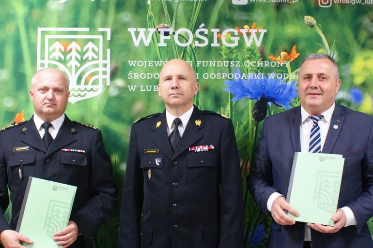 Komendant Powiatowy Państwowej Straży Pożarnej w Tomaszowie Lubelskim Mirosław Michoński, Lubelski Komendant Wojewódzki Państwowej Straży Pożarnej nadbryg. Grzegorz Alinowski oraz Prezes Zarządu Wojewódzkiego Funduszu Ochrony Środowiska i Gospodarki Wodnej w Lublinie Grzegorz Grzywaczewski