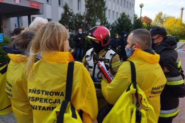 Kierujący działaniami ratowniczymi udziela instrukcji postępowania pracownikom Inspekcji sanitarnej