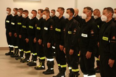 Kursanci stojący w szyku podczas rozpoczęcia szkolenia podstawowego w zawodzie strażak