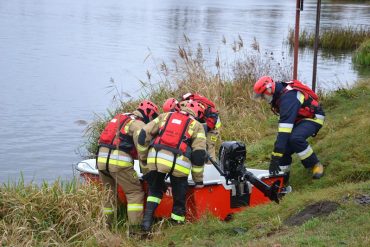 Strażacy wodują łódź w trakcie ćwiczeń
