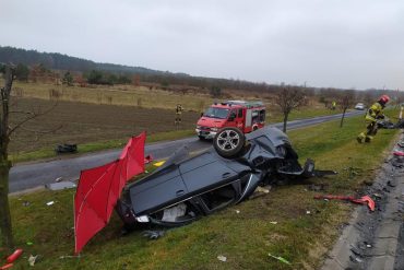 Widok ogólny miejsca akcji strażaków po zderzeniu ciężarówki i samochodu osobowego na obwodnicy Lubartowa
