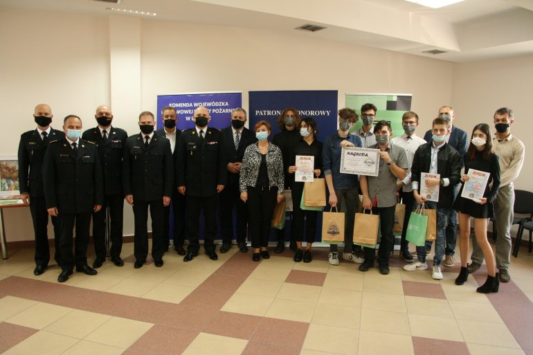 Organizatorzy oraz laureaci podczas uroczystego wręczenia nagród w konkursie Stop pożarom lasów