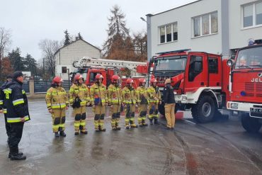 Lubelski Komendant Wojewódzki PSP nadbryg. Grzegorz Alinowski wita się ze strażakami podczas wizytacji budowanej strażnicy KP PSP Łuków