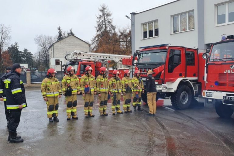 Lubelski Komendant Wojewódzki PSP nadbryg. Grzegorz Alinowski wita się ze strażakami podczas wizytacji budowanej strażnicy KP PSP Łuków