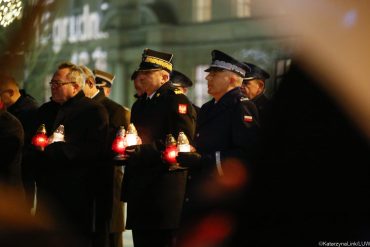 Lubelski Komendant Wojewódzki Państwowej Straży Pożarnej podczas obchodów 40. rocznicy wprowadzenia stanu wojennego