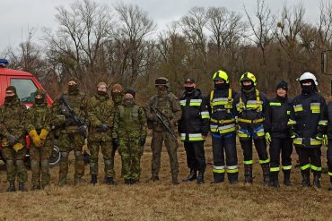 Żołnierze wojsk sojuszniczych oraz Jednostka Ratowniczo Gaśnicza Komendy Powiatowej Państwowej Straży Pożarnej we Włodawie wraz miejscowymi jednostkami OSP