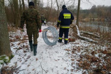 Strażacy z powiatu bialskiego pomagający żołnierzom przy budowie zapory