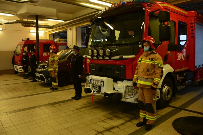 Przekazanie samochodu ratowniczo-gaśniczego marki Volvo oraz samochodu operacyjnego marki Toyota Proace