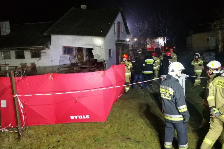 Strażacy podczas prac przy zdarzeniu