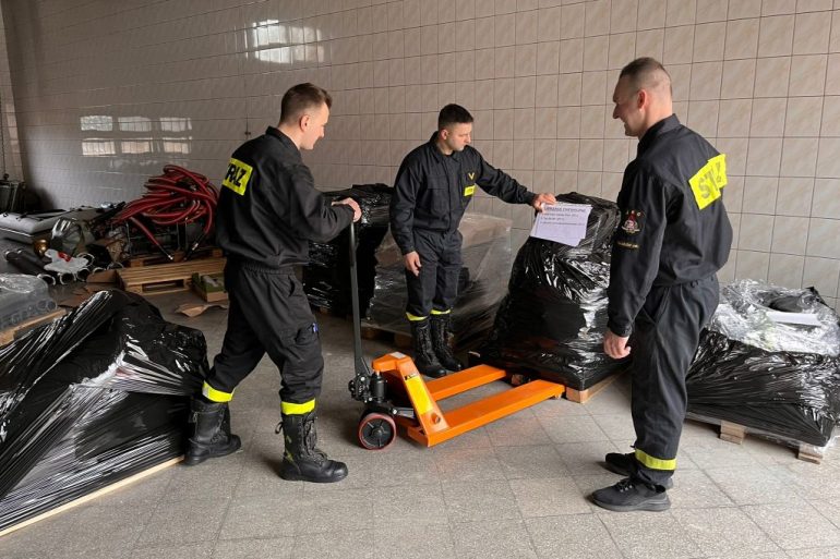 Strażacy pakują sprzęt pożarniczy dla Ukraińskich strażaków