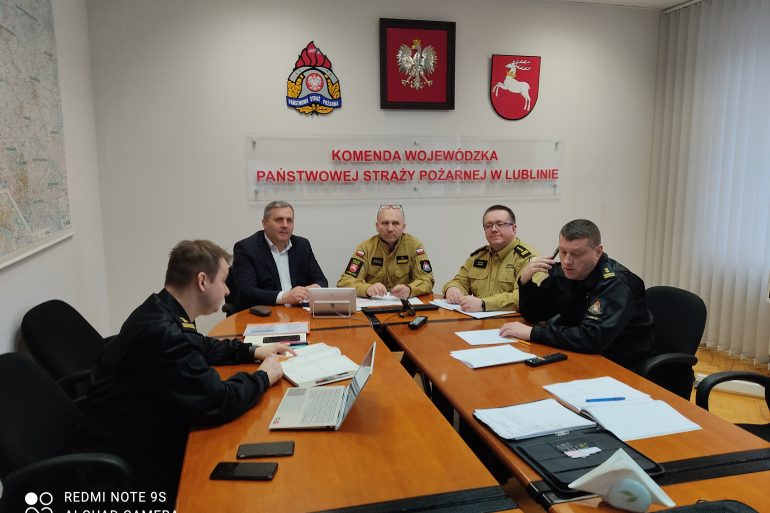 Wideokonferencja dot. inicjatywy przekazania samochodów i sprzętu ratowniczego dla strażaków z Ukrainy