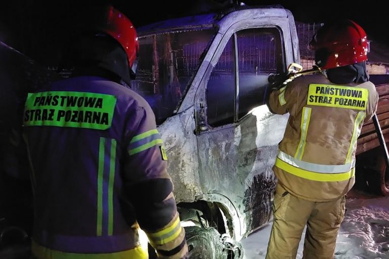 Strażacy prowadzą działania gaśnicze samochodu ciężarowego