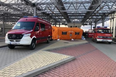 Strażacy pomagają w transporcie uchodźców z granicy do punktów recepcyjnych