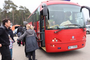 Tomaszowscy strażacy przewożą uchodźców z Ukrainy