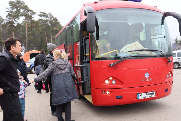 Tomaszowscy strażacy przewożą uchodźców z Ukrainy