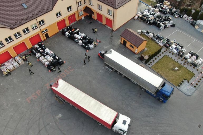 Strażacy prowadzą załadunek sprzętu dla strazaków dla Ukrainy