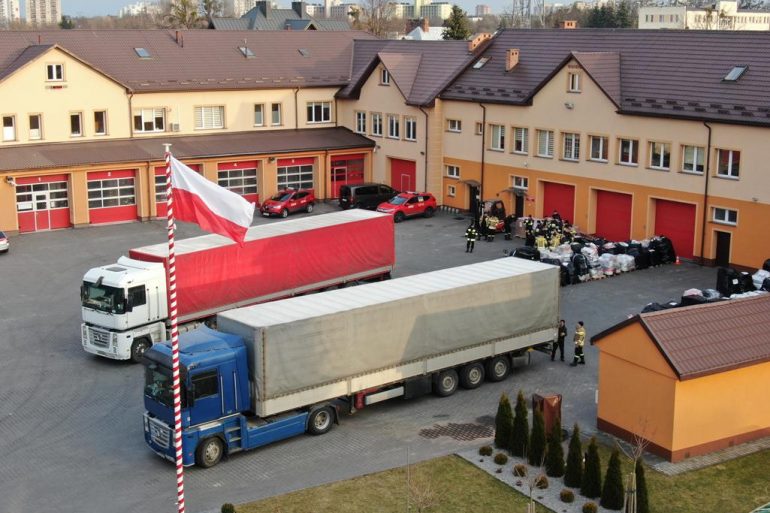 Strażacy prowadzą załadunek sprzętu dla strażaków dla Ukrainy