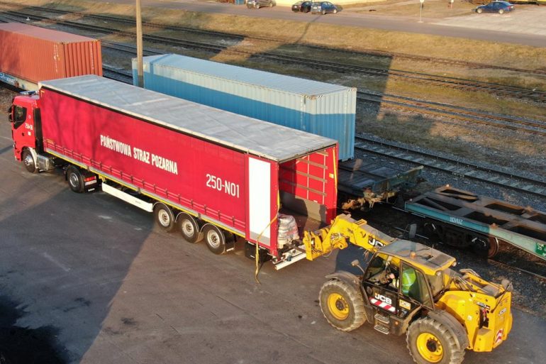 Strażacy prowadzą załadunek sprzętu dla strażaków dla Ukrainy