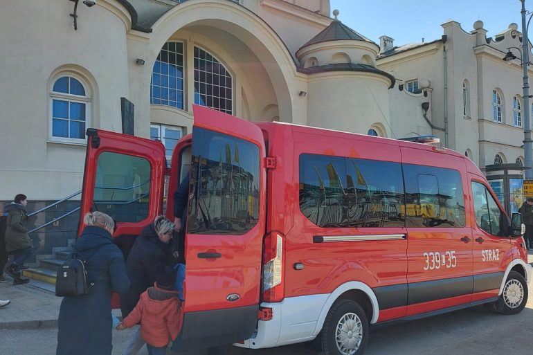 Bus jednostki OSP, w tle budynek dworca