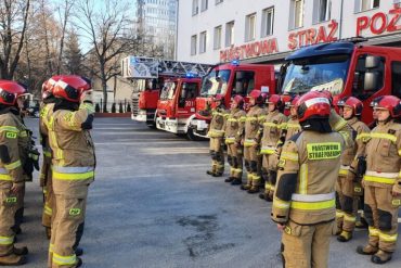 Strażacy z woj. lubelskiego minutą ciszy oddają hołd strażakom poległym w Ukrainie