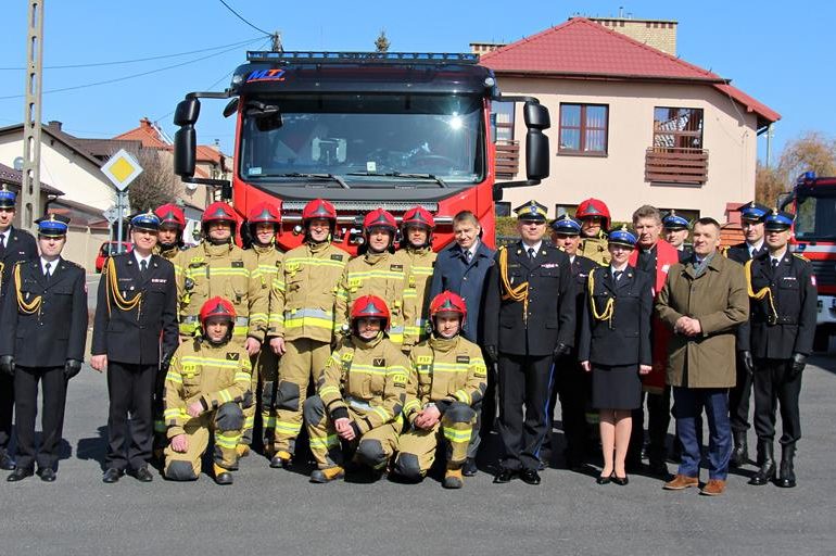Uroczysty apel z okazji przekazania średniego samochodu ratowniczo – gaśniczego dla Komendy Powiatowej Państwowej Straży Pożarnej w Janowie Lubelskim
