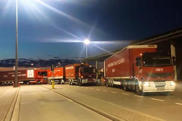 Strażacy prowadzą załadunek sprzętu dla strażaków dla Ukrainy