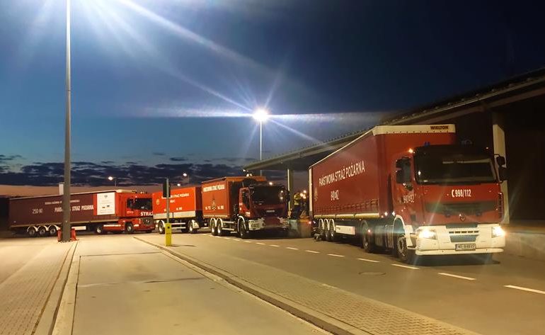 Strażacy prowadzą załadunek sprzętu dla strażaków dla Ukrainy