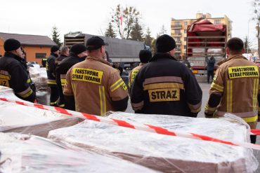 Strażacy prowadzą załadunek sprzętu dla strażaków dla Ukrainy