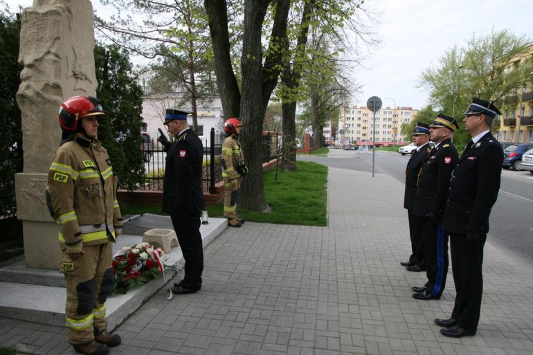 Złożenie wieńca pod pomnikiem poległych za Ojczyznę strażaków w Dniu św. Floriana