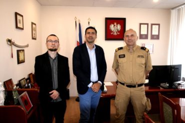 Pan Kamil Raczyński – Starszy Specjalista Koordynacji Międzyagencyjnej UNHCR, Pan Marco Procaccini - nowy Dyrektor Oddziału UNHCR w Lublinie oraz Lubelski Komendant Wojewódzki Państwowej Straży Pożarnej nadbrygadier Grzegorz Alinowski